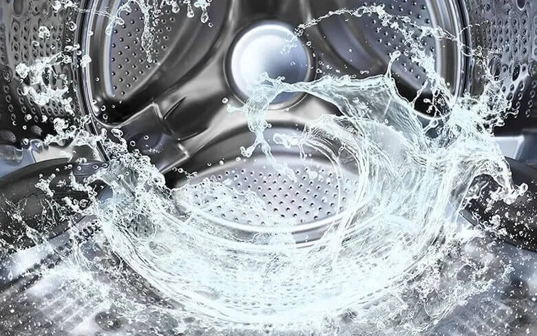 Een close-up van de trommel van een Samsung wasmachine met opspattend water, roestvrij staal en een modern, glanzend oppervlak.