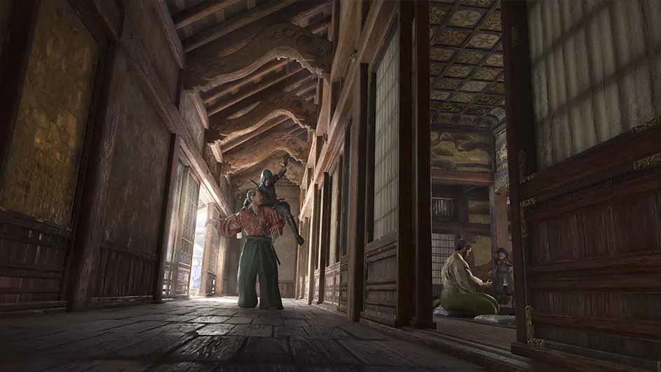 Couloir en bois avec une personne en porte une autre sur ses épaules. Une autre pièce montre des personnes assises.