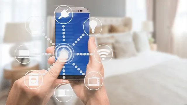 Une main utilise un smartphone avec des icônes de maison connectée, devant une chambre claire avec lit, rideaux et fond doux.