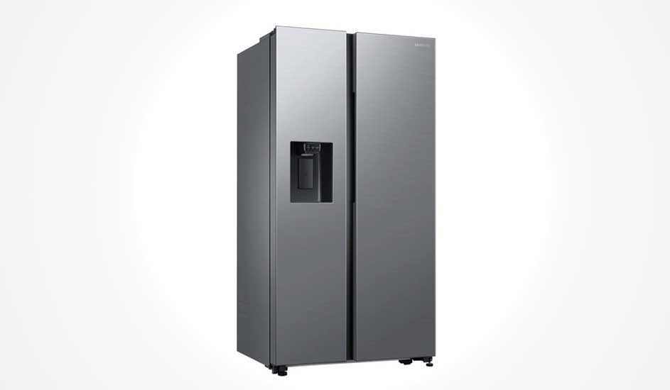 Réfrigérateur moderne argenté à doubles portes avec distributeur d’eau. Design épuré, idéal pour les grandes familles et cuisines modernes.