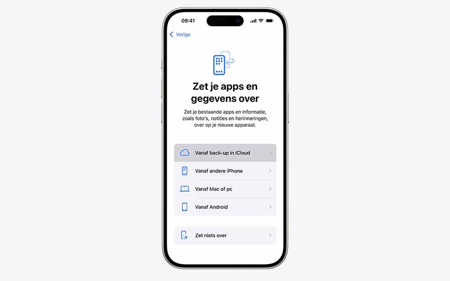 Een iPhone scherm in het Frans legt uit hoe je je apps en gegevens naar een nieuw toestel overdraagt, met opties zoals iCloud, iPhone of Android.