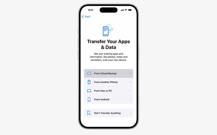 An iPhone screen in French explains how to transfer apps and data to a new device, offering options via iCloud, another iPhone, Mac, PC or Android.