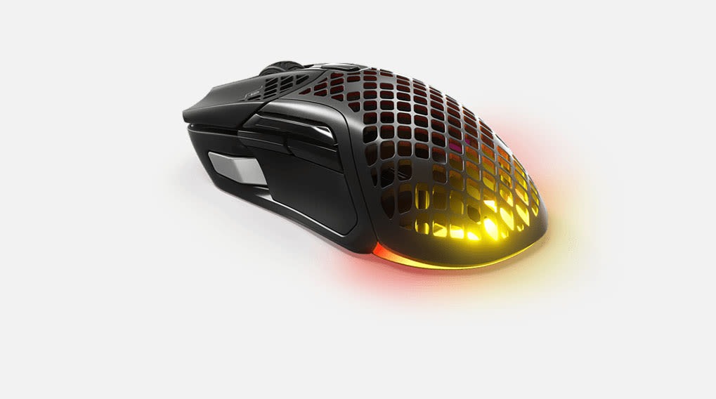 Zwarte gamingmuis met honingraatpatroon en gele en rode verlichting op een witte achtergrond.