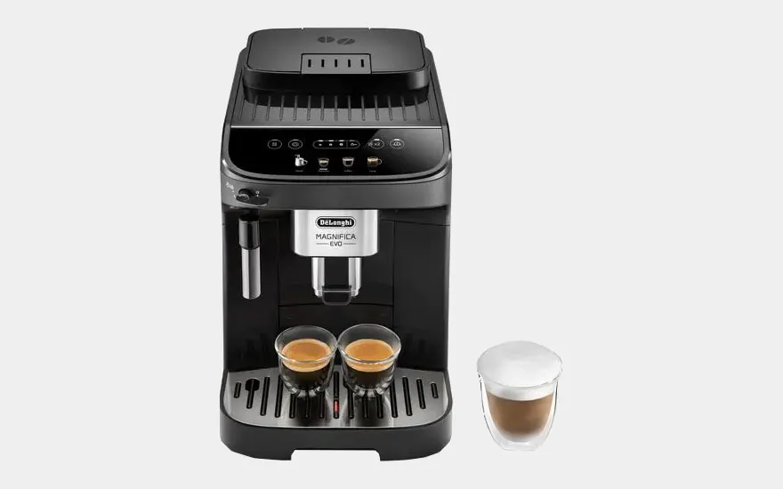 Une machine à café noire verse du café dans deux verres sur un fond gris uni.