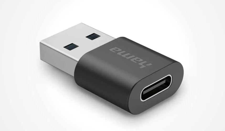 Zilverkleurige USB-A naar USB-C adapter van Hama op een witte achtergrond.