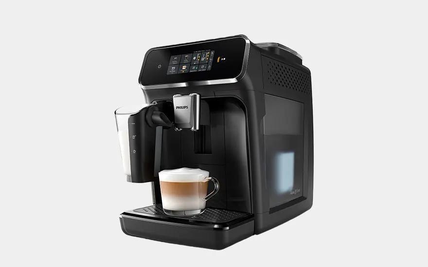 Machine espresso automatique Philips noire avec écran tactile, pot à lait et cappuccino avec mousse de lait parfaite sur fond blanc.