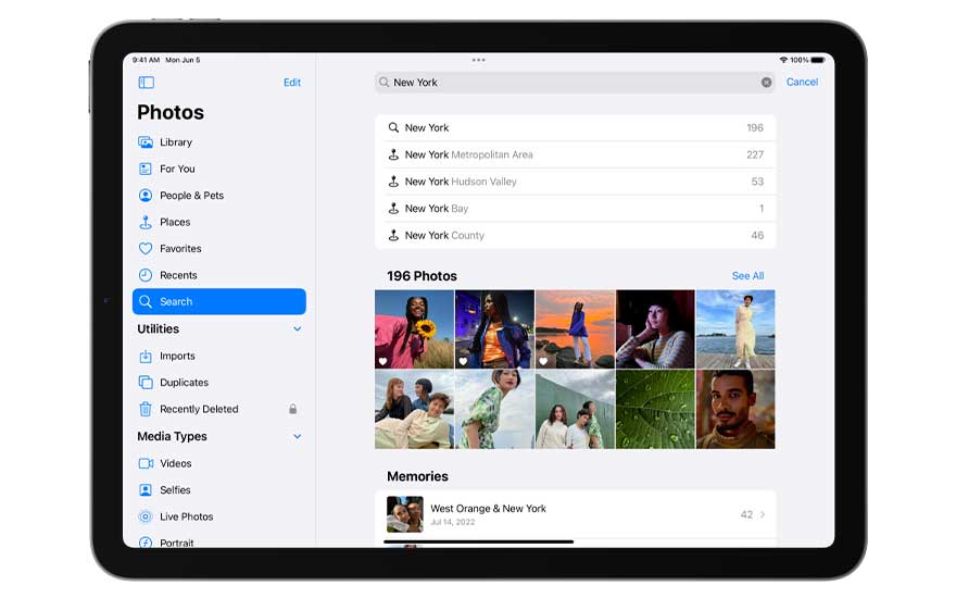 Een iPad toont de 'Foto's'-app met een zoekopdracht naar 'New York', met verschillende foto's en herinneringen.