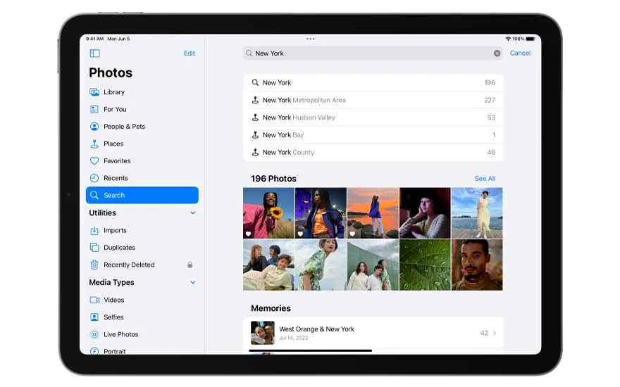 Een iPad toont de 'Foto's'-app met een zoekopdracht naar 'New York', met verschillende foto's en herinneringen.