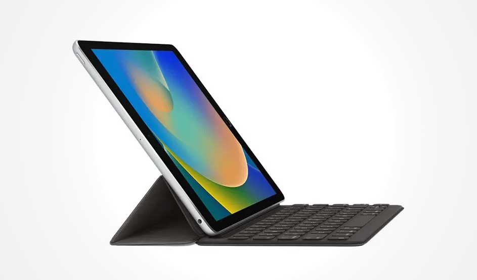 Een tablet met een zwart toetsenbord en een veelkleurig scherm staat op een witte achtergrond.