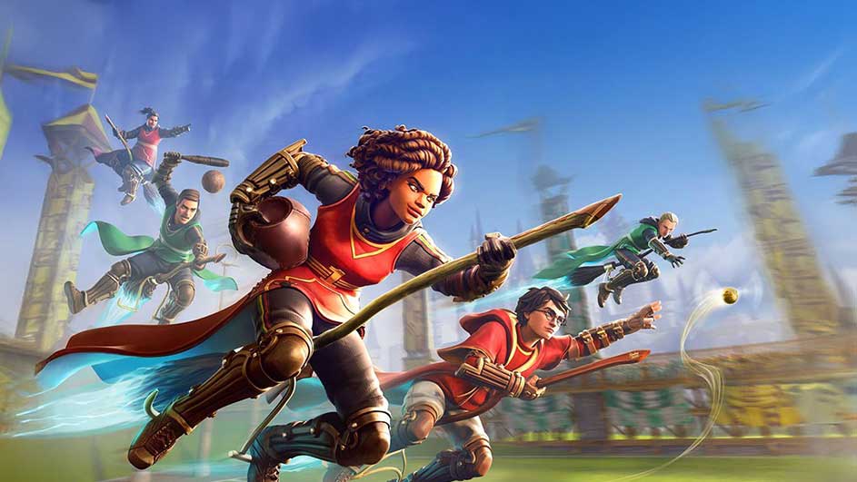 Jeu de Quidditch : joueurs sur balais volant dans un stade, ciel bleu. Équipes en rouge et vert.