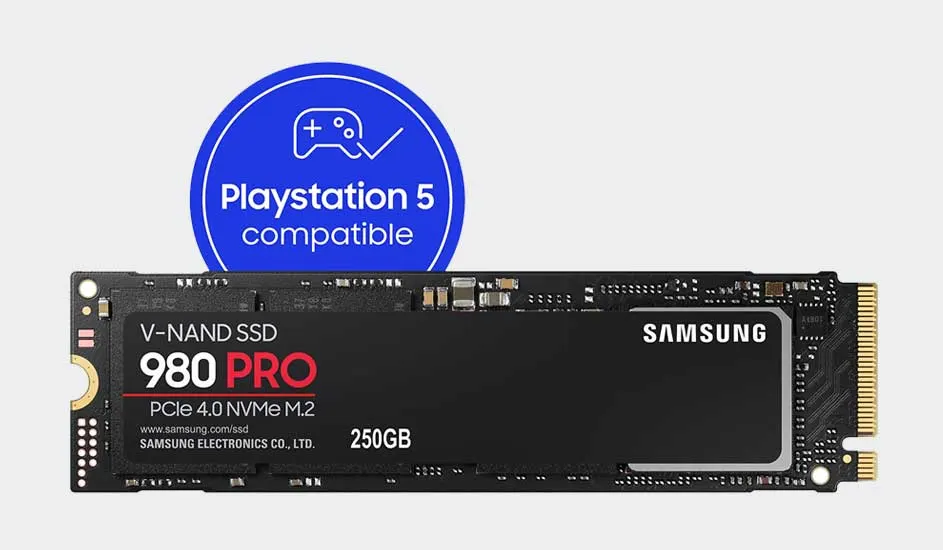 Een Samsung 980 PRO SSD van 250GB, compatibel met PlayStation 5, ligt op een witte achtergrond.