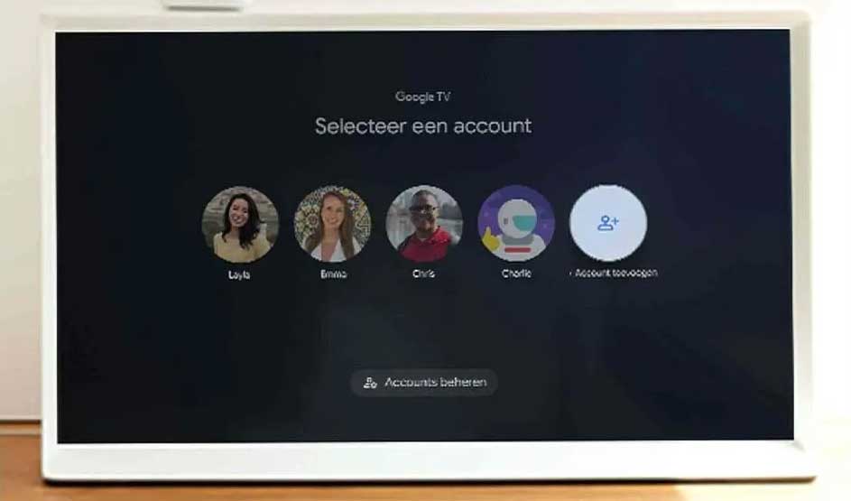 Écran Google TV blanc affichant "Selecteer een account" avec des icônes de profil rondes sur un fond noir.