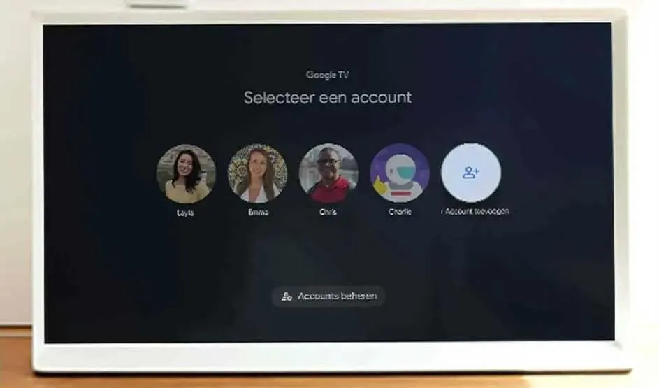 Écran Google TV blanc affichant "Selecteer een account" avec des icônes de profil rondes sur un fond noir.