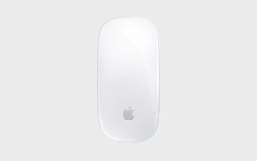 Une souris Apple Magic Mouse blanche, brillante avec le logo Apple au centre, posée sur un fond uni et clair.