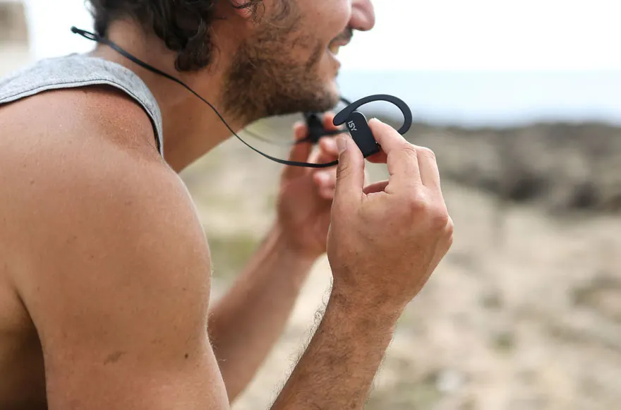 Des écouteurs avec contour d’oreille, l’accessoire pratique pour les sportifs