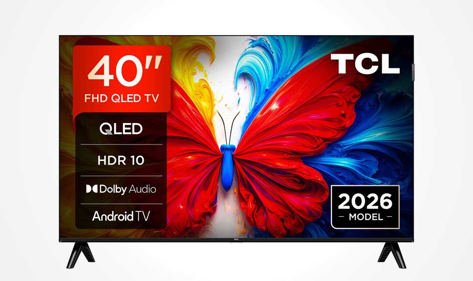 Een TCL 40 inch FHD QLED-tv staat op zwarte pootjes, met vlinderbeeld, HDR 10, Dolby Audio, Android TV en 2026-modellabel.