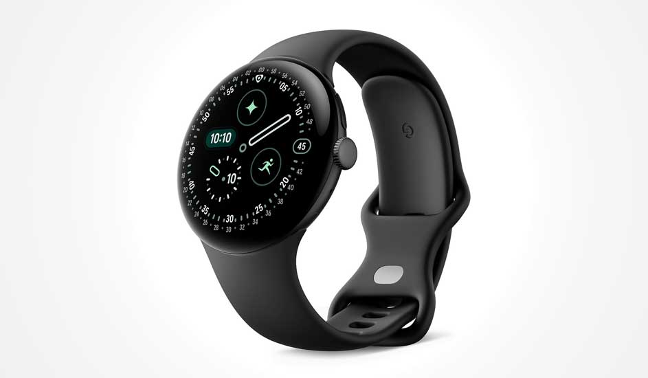 Une montre connectée Google noire affiche l’heure et des icônes sport sur un cadran rond, fond blanc.