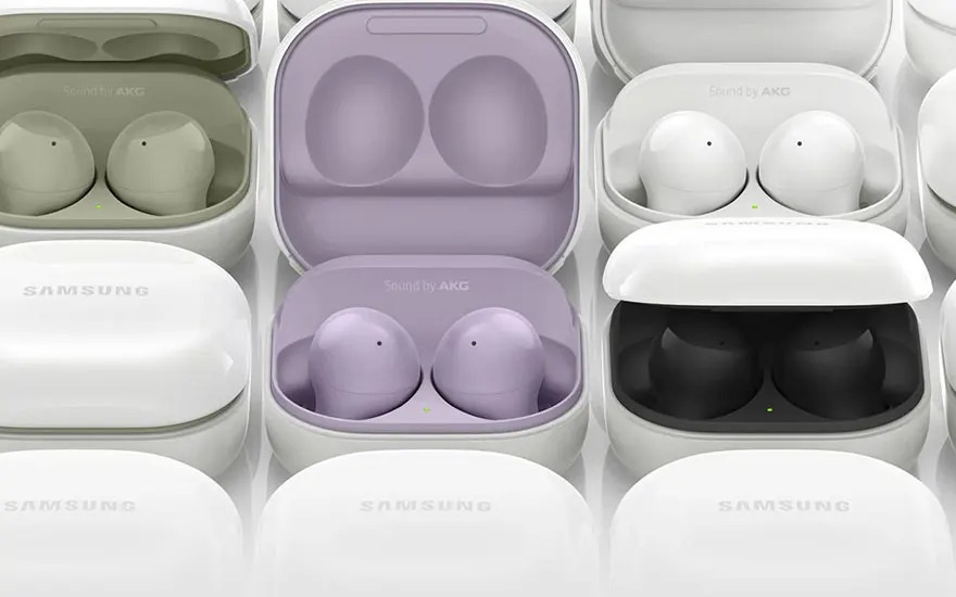 Een reeks Samsung Galaxy Buds in verschillende kleuren, sommige in open witte doosjes.