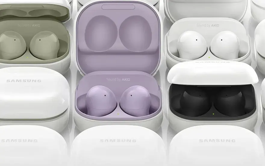 Een reeks Samsung Galaxy Buds in verschillende kleuren, sommige in open witte doosjes.