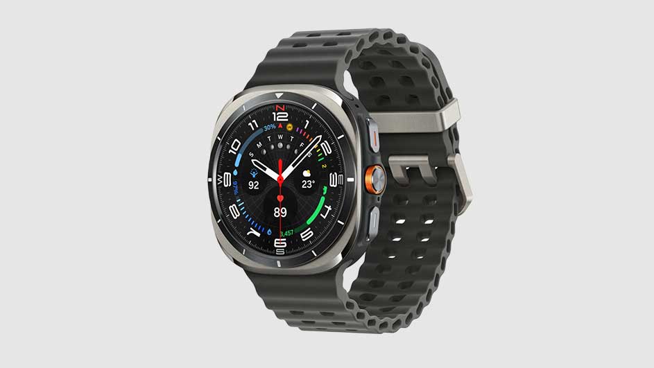 Montre-bracelet numérique avec un bracelet noir et un écran affichant l'heure, la date et d'autres informations. Fond blanc.