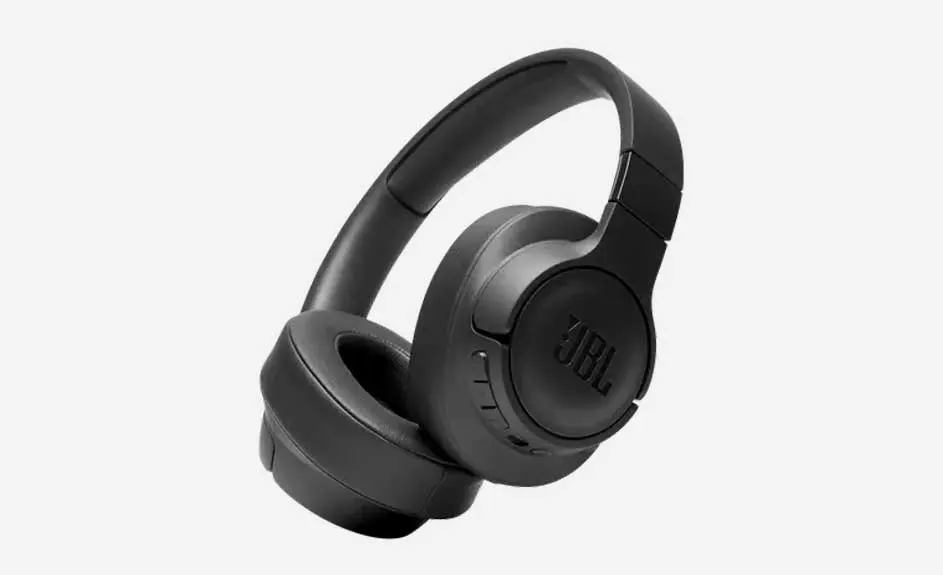 Een zwarte JBL-hoofdtelefoon staat op een witte achtergrond. De hoofdtelefoon heeft oorkussens en een hoofdband.