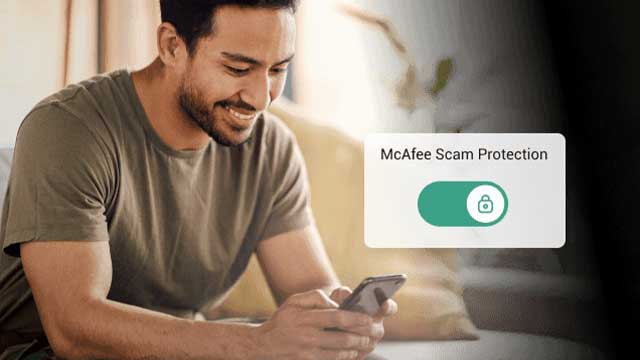 Een man gebruikt een telefoon met een McAfee Scam Protection-scherm met een groene aan/uit-knop met een slotpictogram.