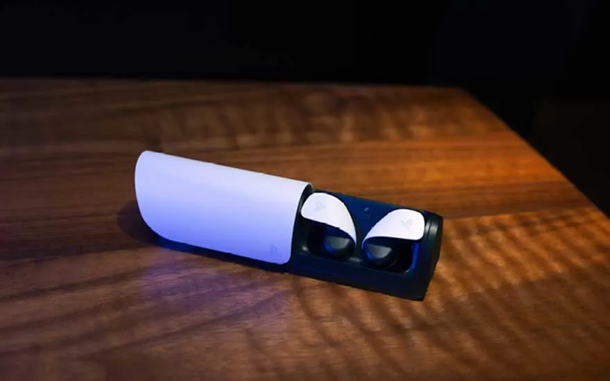 Een gloeiende blauwe oplaadcase met witte draadloze earbuds, elegant weergegeven op een houten tafel tegen een zwarte achtergrond met zachte verlichting.