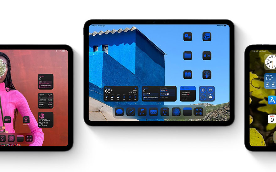 Trois iPads présentent différents écrans d'accueil avec widgets et apps. Fonds colorés avec thèmes rose, bleu et jaune et widgets météo.