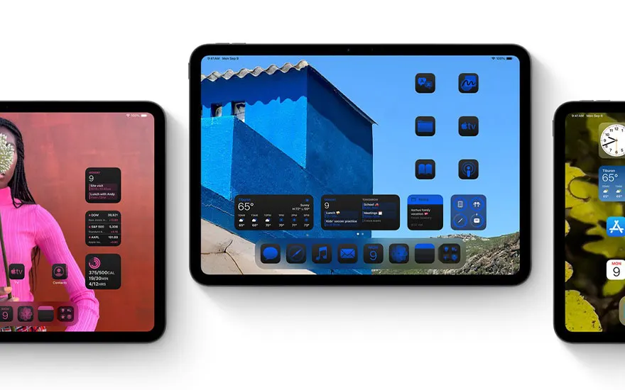 Drie iPads tonen verschillende homescreens met widgets en apps. Kleurrijke wallpapers met roze, blauw en geel thema en weerswidgets.