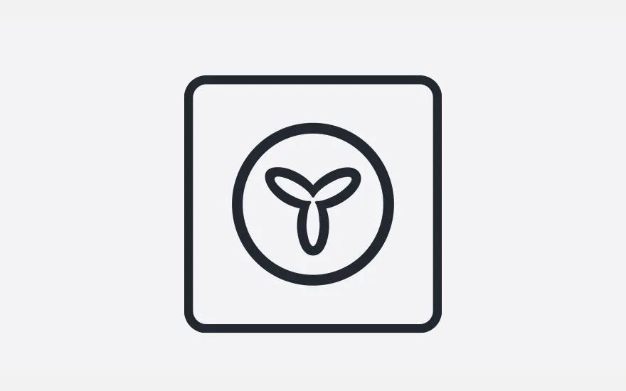 Zwarte omtrek van vierkant met afgeronde hoeken. Binnenin een zwarte cirkel met een abstract, driebladig symbool. Witte achtergrond.