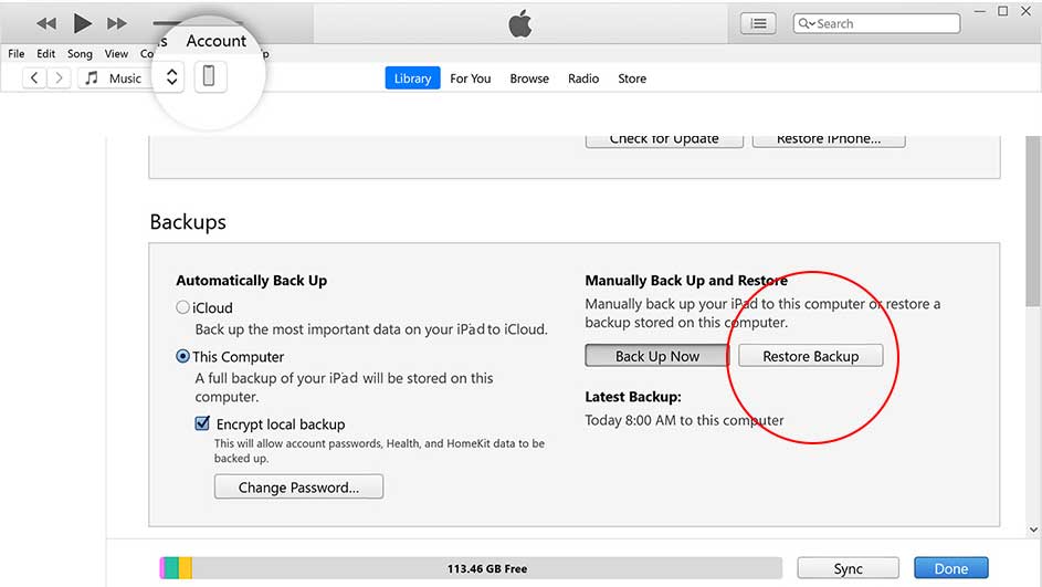 Interface iTunes blanche affichant les paramètres de sauvegarde. Options de sauvegarde iCloud ou ordinateur. Bouton "Restaurer la sauvegarde" encerclé.
