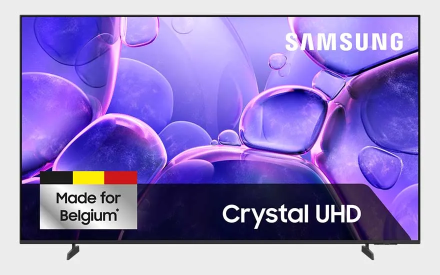 Een Samsung Crystal UHD-tv toont paarse glanzende bollen op een lichte achtergrond, met Belgisch label en strakke dunne randen.