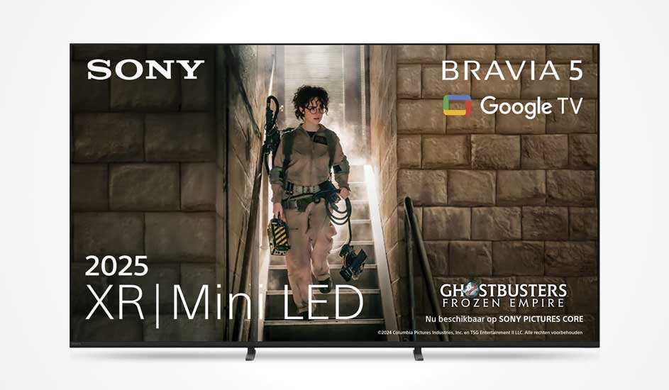 Un téléviseur Sony BRAVIA 5 affiche une scène de Ghostbusters, avec Google TV, XR Mini LED et l’année 2025 bien visible à l’écran.