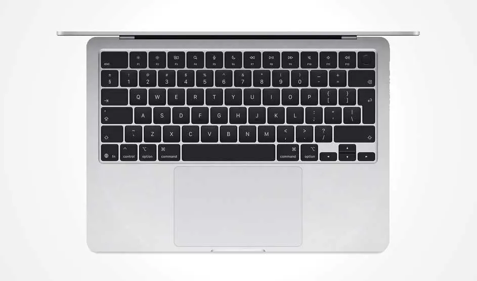 Apple MacBook van bovenaf gezien, zwart toetsenbord en groot touchpad op zilveren behuizing; merk Apple herkenbaar aan design.