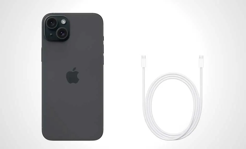 Un iPhone gris avec deux caméras et un logo Apple est à côté d'un câble de chargement blanc sur fond blanc.