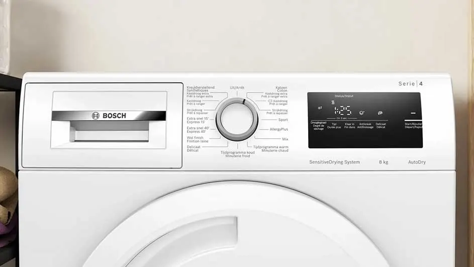 Gros plan sur un sèche-linge Bosch blanc avec sélecteur de programme et écran affichant 1:25.