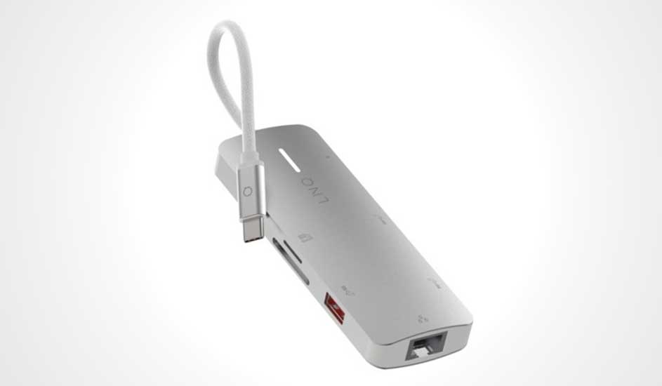 Un hub gris avec ports USB, HDMI, Ethernet et lecteur de carte, connecté par un câble court, sur un fond blanc uni.