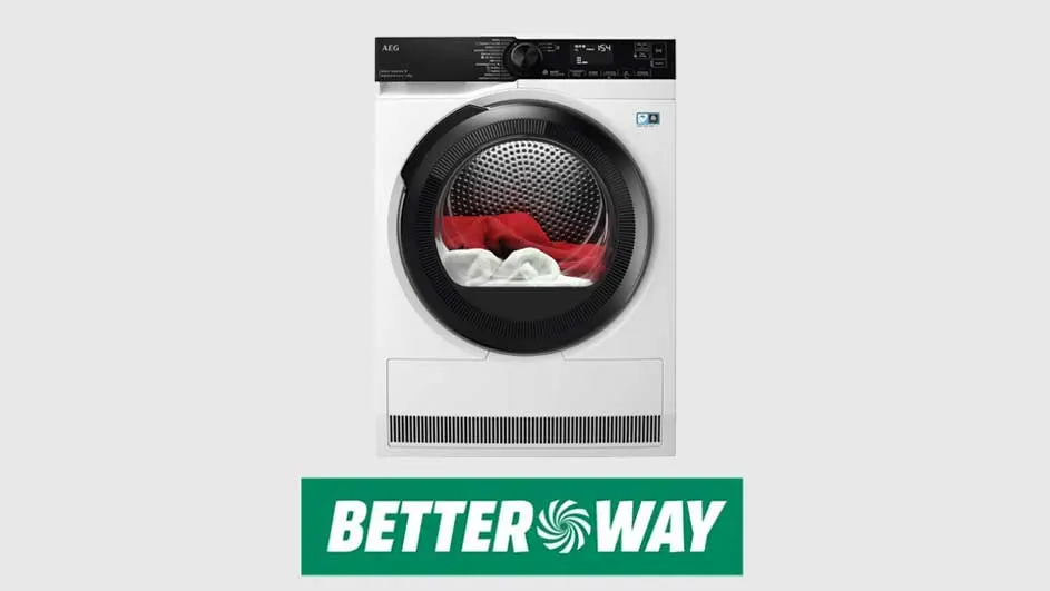 Een witte AEG-droogkast met zwarte deur en bedieningspaneel, gevuld met rode en witte kleding. "Better Way" logo onderaan.