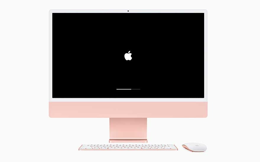 Roze iMac met zwart scherm, wit Apple-logo en laadbalk. Wit toetsenbord en muis op een witte achtergrond.