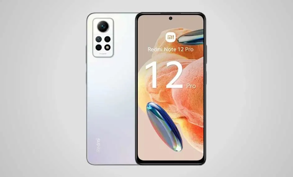 Twee telefoons, een met een wit achterpaneel en camera's, de andere met een scherm met "Redmi Note 12 Pro".