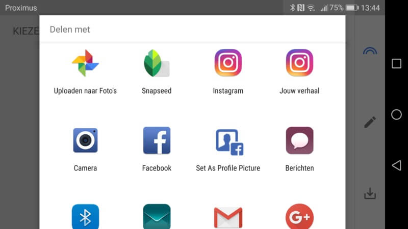 Witte interface met app-icoontjes zoals Instagram, Facebook, Camera, en Mail. Daarboven staat 'Delen met' in het wit.