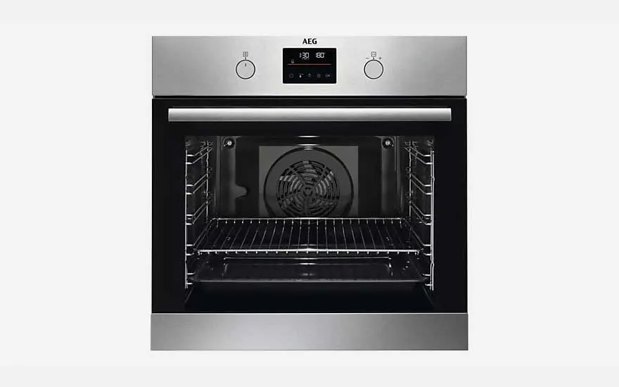 AEG-oven in roestvrij staal met zwarte deur, draaiknoppen en digitaal display. Binnenin rekken, bakplaat en ventilator zichtbaar.