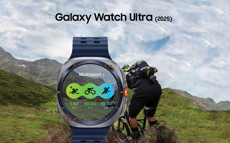 De Samsung Galaxy Watch Ultra (2025) toont multi-sport gegevens met een blauw bandje, op een achtergrond van bergen en een fietser.