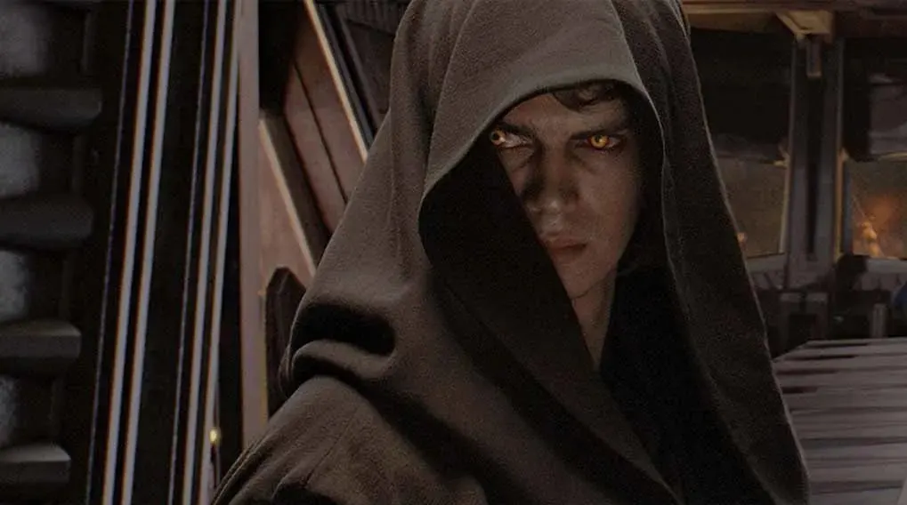 Un personnage encapuchonné en robe sombre, les yeux jaunes brillants, se tient près de structures en bois dans un intérieur faiblement éclairé.