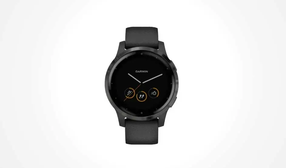 Zwarte Garmin smartwatch met ronde wijzerplaat en rubberen band op een witte achtergrond. De wijzers geven de tijd aan.