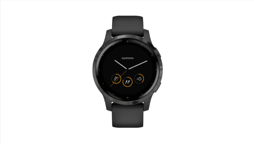 Zwarte Garmin smartwatch met ronde wijzerplaat en rubberen band op een witte achtergrond. De wijzers geven de tijd aan.