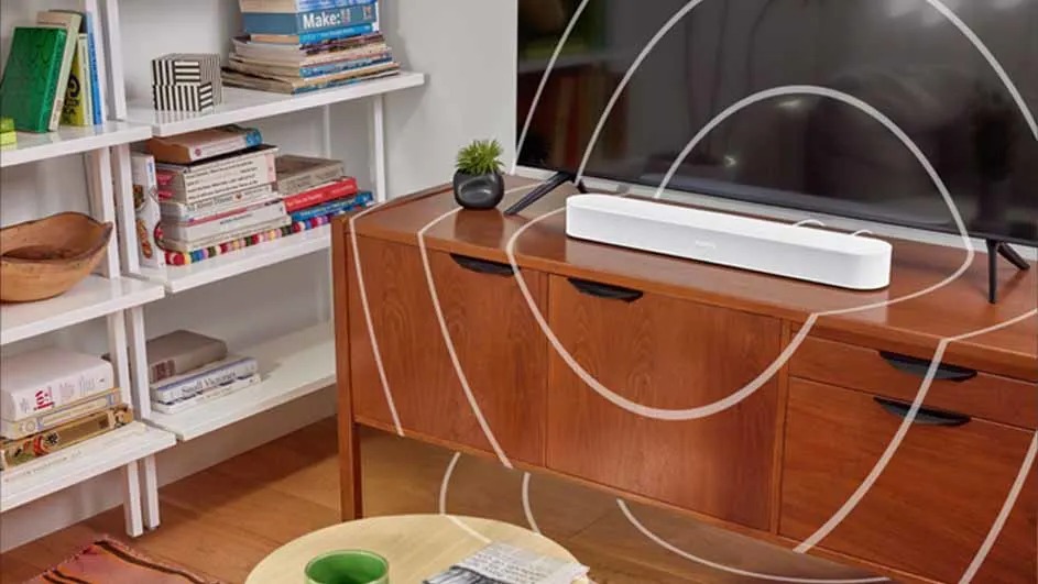 Woonkamer met tv op houten kast met geluidsinstallatie. Boekenkast links, ronde tafel onderaan. Witte lijnen tonen geluidsgolven.