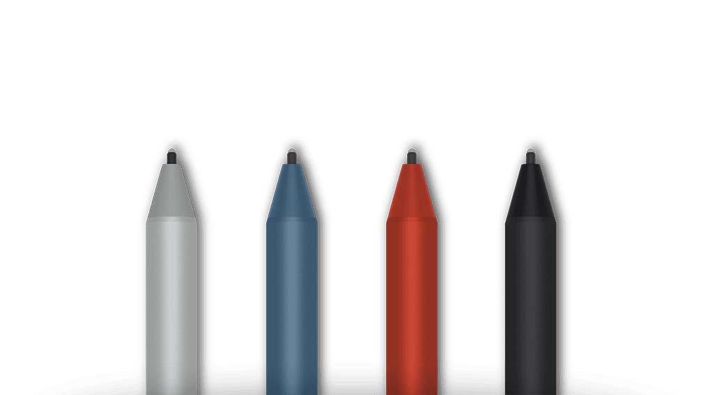 Vier pennen in grijs, blauw, rood en zwart tegen een witte achtergrond.
