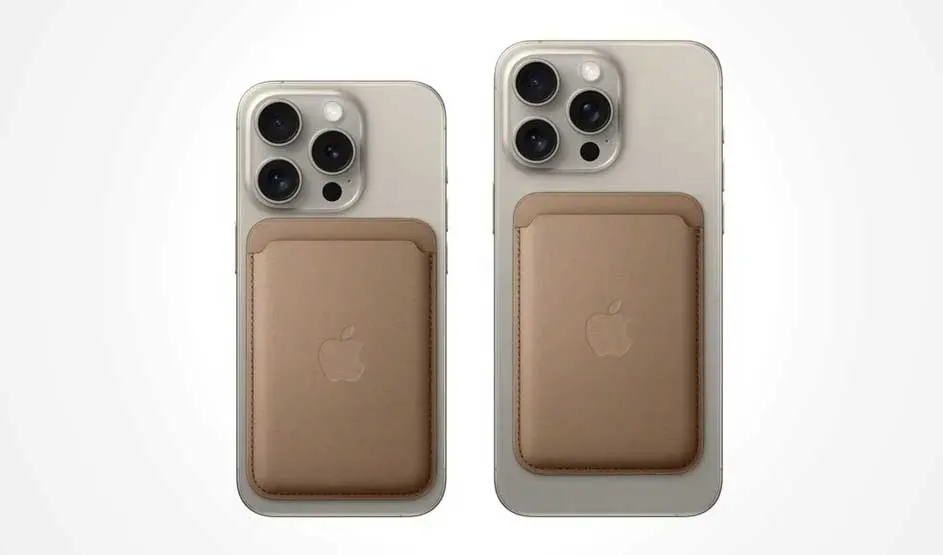 Deux smartphones beiges vus de dos avec trois caméras; chacun porte un porte-cartes en cuir brun avec logo, fixé au dos.