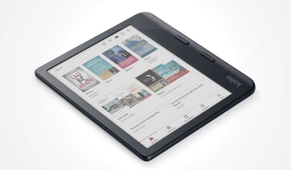 Een zwarte Kobo e-reader met breed scherm toont boekomslagen en heeft aan de zijkant twee knoppen voor het omslaan van pagina’s.